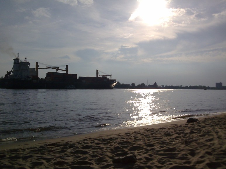 die Elbe bei Hamburg im Sonnenuntergang